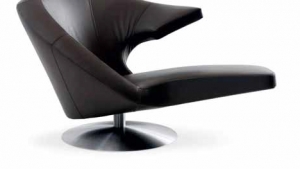 Chaise longue Parabolica (Leolux, design Stefan Heiliger), kovová základna na jedné noze, potah látka nebo kůže, cena od 109 470 Kč (KTC INTERNATIONAL).