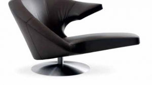 Chaise longue Parabolica (Leolux, design Stefan Heiliger), kovová základna na jedné noze, potah látka nebo kůže, cena od 109 470 Kč (KTC INTERNATIONAL). Chaise longue Parabolica (Leolux, design Stefan Heiliger), kovová základna na jedné noze, potah látka nebo kůže, cena od 109 470 Kč (KTC INTERNATIONAL).