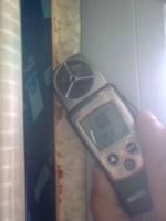 Detail řešení okenní připojovací spáry. Nevhodné použití okenní nízkoexpanzní pěny místo těsnící pásky. Měřeno anemometrem, rychlost proudění vzduchu 0,9 m/s. Zjištěno během kontrolního měření Blower Door Test. Detail řešení okenní připojovací spáry. Nevhodné použití okenní nízkoexpanzní pěny místo těsnící pásky. Měřeno anemometrem, rychlost proudění vzduchu 0,9 m/s. Zjištěno během kontrolního měření Blower Door Test.