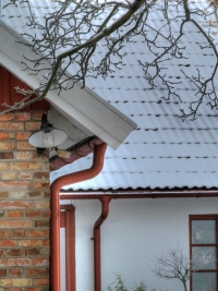 Nejdůležitější je samotné řešení střechy, její spád a výběr vhodné střešní krytiny a samozřejmě prevence!