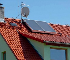 Mnohé střechy toho skutečně nesou hodně. Kromě antén a dalších prvků také fotovoltaické panely nebo solární kolektory, které je rovněž nutné bezpečně ukotvit do střešního souvrství.