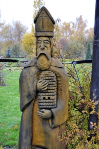 Patronem včelařů je svatý Ambrož. Legenda vypráví, že v kolébce se mu usadil na obličeji roj včel, a aniž mu jediným bodnutím ublížil, zase odlétl Patronem včelařů je svatý Ambrož. Legenda vypráví, že v kolébce se mu usadil na obličeji roj včel, a aniž mu jediným bodnutím ublížil, zase odlétl