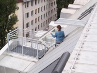Střešní balkonové dveře Solara OPEN v centru Mnichova slouží k výstupu na miniterasu.
