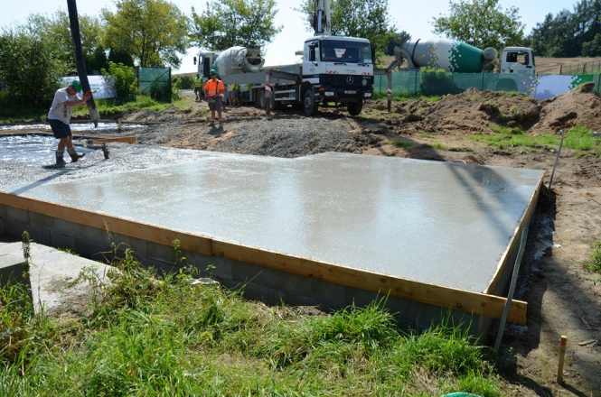 Betonáž základové desky drátkobetonem STEELCRETE zvládne dvojice stavebníků už za 2 hodiny.