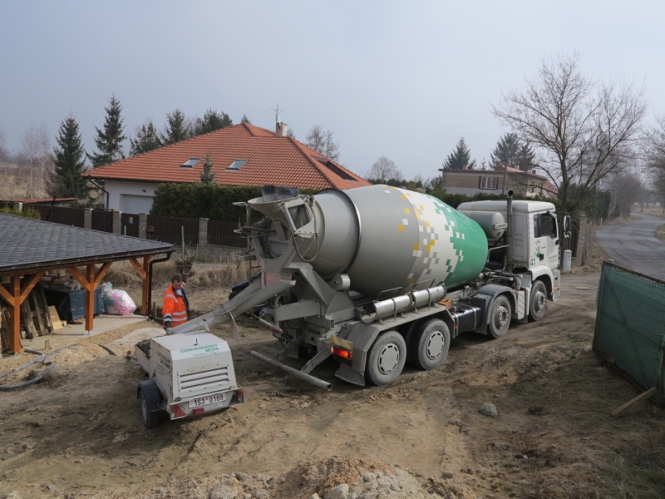 5) Příjezd techiky a materiálu pro čerpání na stavbu. 5) Příjezd techiky a materiálu pro čerpání na stavbu.