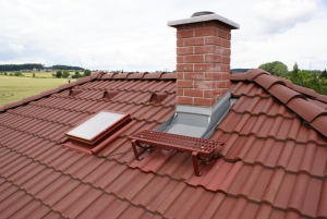Pochůzný střešní systém musí v ČR splňovat požadavky evropské normy ČSN EN 516 - Prefabrikované příslušenství pro střešní krytiny - Zařízení pro přístup na střechu - Lávky, plošiny a stupně.