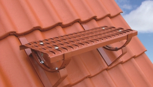 Pochůzný systém pro bezpečnou údržbu střechy