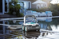 Robotický čistič bazénů iRobot Mirra stačí připojit kabelem ke zdroji elektřiny a vhodit do bazénu, o zbytek se postará sám. Více na www.irobot.cz. Robotický čistič bazénů iRobot Mirra stačí připojit kabelem ke zdroji elektřiny a vhodit do bazénu, o zbytek se postará sám. Více na www.irobot.cz.
