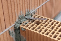 Stabilitu zděných příček (napojení na obvodové zdivo) jistí stěnové spony – kotvy.