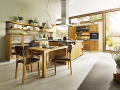 Kuchyň Loft je založena na kráse masivního dřeva a propracovaných truhlářských detailech. Technické řešení a vnitřní vybavení z nerez oceli jsou zcela moderní. Vyrábí Team 7, v ČR nabízí Decoland.
