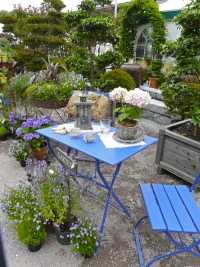 Až budete příště uvažovat o barvě pro zahradní nábytek, nezapomeňte do výběru zahrnout i modrou.