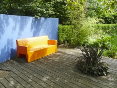 Zahradní zákoutí s komplementárními barvami: modrou a oranžovou.