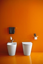 Klozet a bidet z modelové řady Kartel (Laufen), cena 8 485 Kč/ks, www.laufen.cz. Klozet a bidet z modelové řady Kartel (Laufen), cena 8 485 Kč/ks, www.laufen.cz.