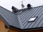 Úžlabí střechy by mělo být čisté a jeho oplechování musí těsně doléhat k okolní krytině. Nevyčištěná úžlabí v zimě namrzají, zamezují odtoku vody a mohou způsob.