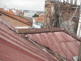 Stará hliníková střecha, do které zatéká. Chybí oplechování komínů a jednotlivá úžlabí střechy a další místa potřebují rekonstrukci.