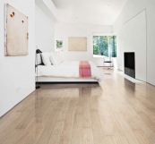 Třívrstvá dubová podlaha s extra vysokým leskem z kolekce Shine (Kährs), dekor Dub Pearl, cena 3 315 Kč/m² (KPP).