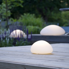 Lampy Mimo S+M+L (Calabaz) inspirované tvarem oblázků pocházejí z dílny švédských designérů. Možnost nastavení sedmi barev odstínů světla. Cena 9 999 Kč (BONAMI.CZ).