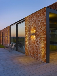 Venkovní nástěnné svítidlo Yupi X LED, materiál hliník, cena 8 508 Kč, je dobrým příkladem zapojení světla do architektury (DELTA LIGHT). Venkovní nástěnné svítidlo Yupi X LED, materiál hliník, cena 8 508 Kč, je dobrým příkladem zapojení světla do architektury (DELTA LIGHT).