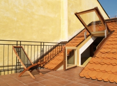 Střešní dveře Solara DOR pro výstup na terasu ze střechy s podezdívkou.