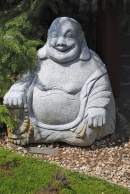Rozesmátého Buddhu z asijského pískovce najdeme nejčastěji v japonské zahradě. Je strážcem malebných zákoutí a určuje charakter zahrady.