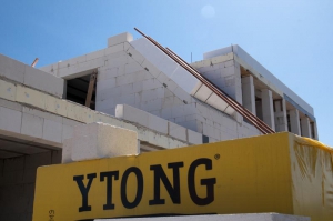Stavba z Ytongu je v podstatě „stavebnicí pro dospělé“, u níž se s přesným skládáním a napojením dílů napříč celým domem předem počítá.