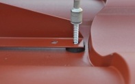 Před kotvením nosníku je třeba vložit mezi krytinu a nosník těsnící podložku.