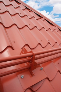 Výrobkové řady Lindab Safety a Lindab Protect přistupují k bezpečnosti na střechách zcela komplexně.