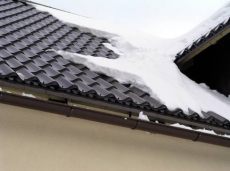 Pokud jde o sklon střechy, sněhové zábrany se doporučují a často také při projektování domu předepisují pro sklon vyšší než 10º.
