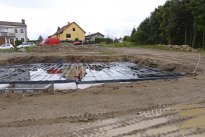 Základovou desku je třeba velmi pečlivě výškově umístit vzhledem k okolnímu terénu. Nesmí být ani příliš nízko (kvůli vodě), ani příliš vysoko (zbytečné schody). Základovou desku je třeba velmi pečlivě výškově umístit vzhledem k okolnímu terénu. Nesmí být ani příliš nízko (kvůli vodě), ani příliš vysoko (zbytečné schody).