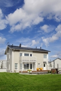 Integrované solární panely Ruukki Classic Solar nejsou na střeše domu téměř vidět.