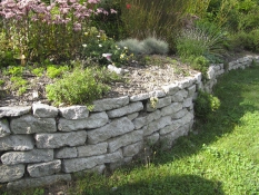  Rozčlenění zahrady kamennými zídkami je působivé pro oko a usnadní údržbu svažitého pozemku.
