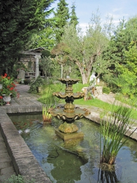  Vhodně zvolený styl vodní plochy dotvoří charakter zahrady (Zahrady Kittenberger Erlebnisgarten v Rakousku).