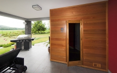 Kombinovaná „suchá varianta“ sauny, umístěná na terase rodinného domu. Představuje spojení klasické sauny a infrasauny a umožňuje souběžný i samostatný provoz obou technologií (Vital Trend).