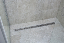 Keramická dlažba Stones 60x60cm propojuje zádveří, schody, centrální obytné části, koupelnu, toaletu i technické místnosti.