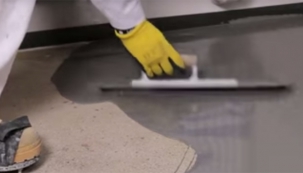 Aplikace cementové samonivelační podlahové hmoty