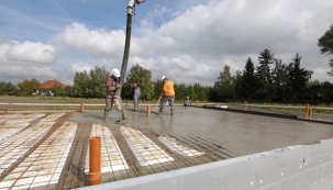 SERIÁL: Přípojky a betonování základů