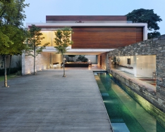Casa Mirindiba s uzavřeným patiem, dvěma bazénky a zenovou zahradou působí jako bezpečné útočiště v bujícím velkoměstě.