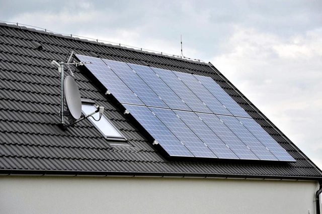 Aby byl provoz domu co nejjednodušší a uživatelsky co nejpřívětivější, je střecha osazena dvanácti fotovoltaickými panely.