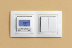 Termostat a spínače Unica Colors slouží pro regulaci a obsluhu vytápění, osvětlení, stínicí techniky i dalších systémů v domě (SCHNEIDER ELECTRIC).