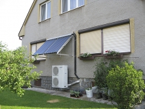 Solární vakuové trubicové kolektory zajišťují ideální přenos tepla. Lze je použít pro přípravu TV, k ohřevu bazénu atd. Cena 12trubicového panelu dle typu 14,5–20 000 Kč (VERMOS).