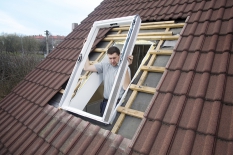 3) Proces osazování nového střešního okna je v současné době díky montážním prefabrikovaným doplňkům, jako jsou zateplovací sady s tepelněizolačním rámem nebo parotěsné fólie, maximálně zjednodušen a urychlen.