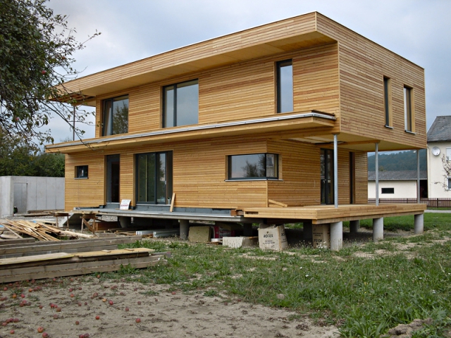 V létě chladí, v zimě hřeje, navíc dřevěná fasáda rodinným domům prostě sluší.