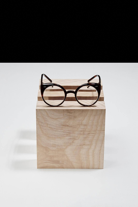 Kolekce slunečních a dioptrických brýlí, ručně vyrobených z materiálů značky Mazzucchelli.