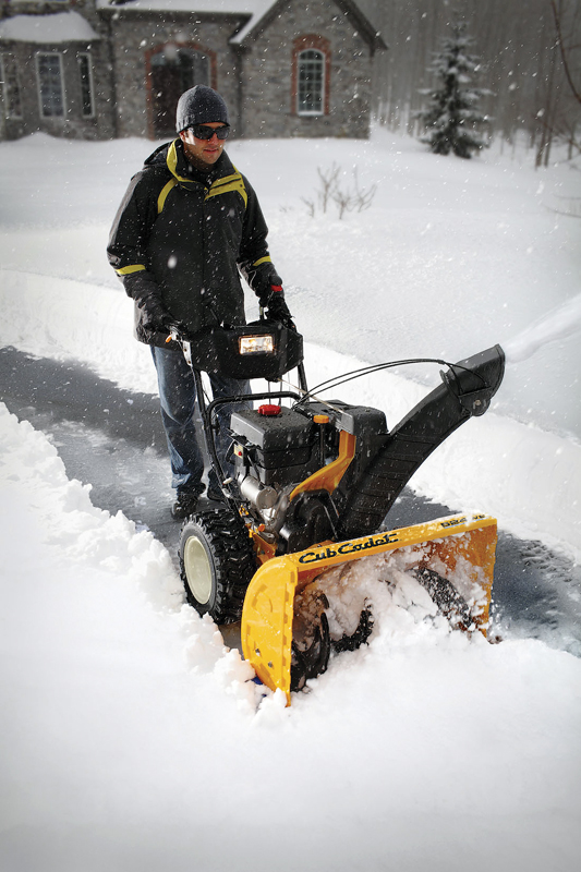 Dvoustupňová fréza 524 SWE se čtyřtaktním motorem Cub Cadet OHV s elektrickým startem. Cena 25 490 Kč (GARLAND).