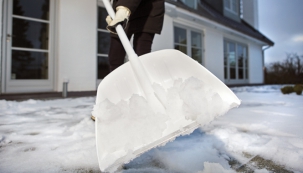 Novinkou letošní zimy je nástroj na led z řady SnowXpert, který kombinuje měkký silikonový smetáček a škrabku citlivou k autolaku i sklu. Cena 460 Kč (FISKARS).