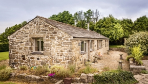 Klasická venkovská stodola v anglickém stylu se probudila k novému životu a proměnila se na pohodlné a nápadité ubytování pro hosty.