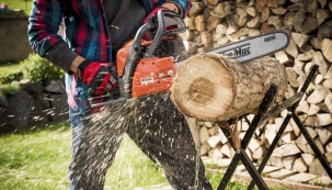 Právě v těchto dnech je ta správná doba na přípravu palivového dřeva. Kdo ho doma používá jako primární topivo, musí myslet i na příští sezóny, protože nařezané dřevo by mělo minimálně rok prosychat. Nejlepším způsobem na řezání dřeva je řetězová pila. (Foto: Mountfield)