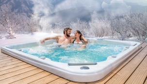 Horkou koupel si užijete i v teplotách hluboko pod nulou. Třeba s elegantní vířivou vanou Bahamas. (Foto: Mountfield)
