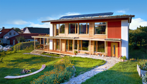 V soutěži o nejlepší ekologické projekty E.ON Energy Globe zvítězil v loňském roce pasivní dům postavený ze slámy, hlíny a dřeva. Nachází se v Dobřejovicích u Prahy a Jan Chvátal jej budoval zcela sám tři roky.