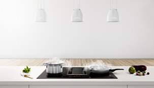 Bosch představuje novou indukční varnou desku, která se díky integrovanému odsávání postará i o čistý vzduch v kuchyni. Novinka v sobě skrývá to nejlepší z obou oblastí, šetří místo a nabízí maximální flexibilitu při plánování kuchyně. (Zdroj: Bosch)